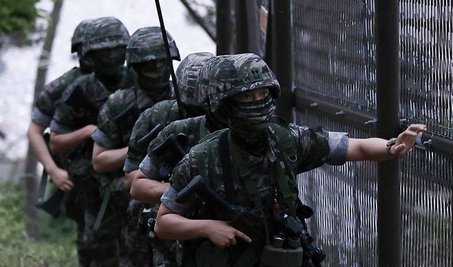 인천 옹진군 연평도에서 해병대 장병들이 경계근무를 하고 있다./뉴시스