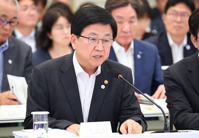 최교진 교육부 장관이 5일 청와대 영빈관에서 열린 교육부, 국가교육위원회, 문화체육관광부, 국가유산청 2차 업무보고에서 업무보고를 하고 있다./뉴스1