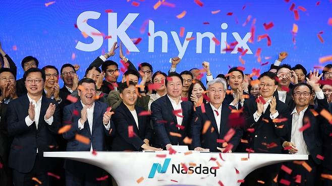 최태원 SK그룹 회장, 곽노정 SK하이닉스 CEO, 고승범 SK하이닉스 사외이사 겸 이사회 의장 등이 지난 7월 10일(현지 시간) 오전 미국 뉴욕 나스닥 마켓사이트에서 열린 나스닥 '오프닝 벨' 행사에서 타종하며 나스닥 ADR 거래 개시를 알리고 있다. 사진=뉴시스