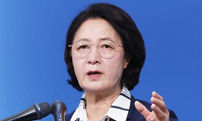 추미애가 경기지사가 5일 경기도 수원시 경기도청에서 ‘경기도 재정 비상 상황’ 선언 기자회견을 하고 있다. 연합뉴스