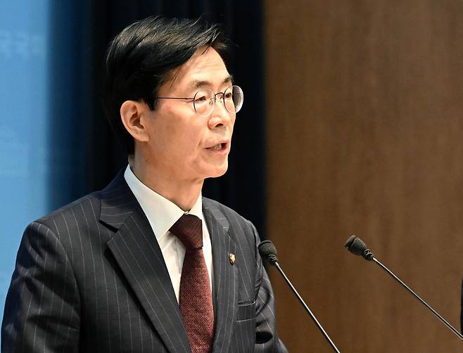 조경태 국민의힘 의원이 5일 국회 소통관에서 중앙윤리위원장 사퇴 촉구, 한동훈 의원 제명 철회 기자회견을 하고 있다. 서재훈 기자