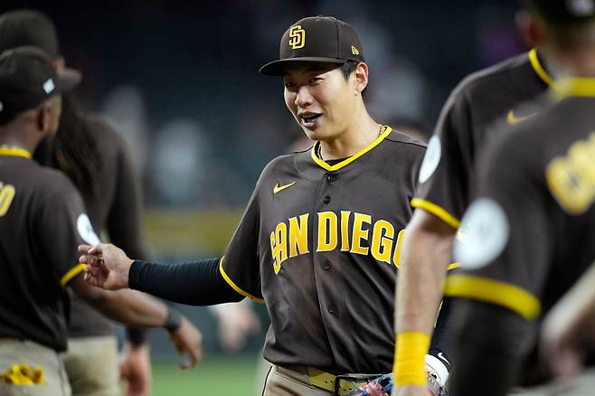긴 침묵을 깬 송성문(30·샌디에이고 파드리스)이 두 경기 연속 출루했다. <YONHAP PHOTO-3344> San Diego Padres' Sung-Mun Song, of South Korea, smiles as he celebrates a win against the Arizona Diamondbacks after a baseball game, Tuesday, Aug. 4, 2026, in Phoenix. (AP Photo/Ross D. Franklin)/2026-08-05 13:55:23/<저작권자 ⓒ 1980~2026 ㈜연합뉴스. 무단 전재 재배포 금지, AI 학습 및 활용 금지>