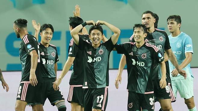 5일 서울 마포구 서울월드컵경기장에서 열린 2026 쿠팡플레이시리즈 팀 K리그와 맨체스터 시티(맨시티)의 경기. 동점골을 넣은 팀K리그의 김대원이 세리머니를 하고 있다. 사진=연합뉴스