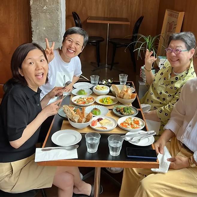 가수 양희은이 생일을 맞아 남편과 함께 개그우먼 이성미, 박미선을 만났다고 밝혔다. /사진=양희은 인스타그램