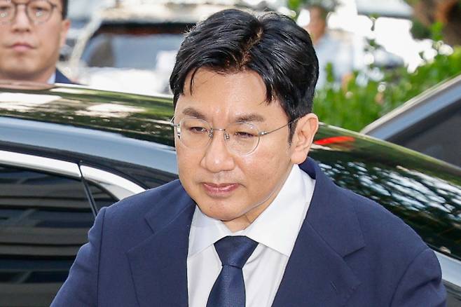 방시혁 하이브 의장이 지난해 9월 15일 자본시장법 위반 혐의(사기적 부정거래)와 관련한 조사를 받기 위해 서울 마포구 서울경찰청 금융범죄수사대에 출석하고 있다. /사진=뉴스1