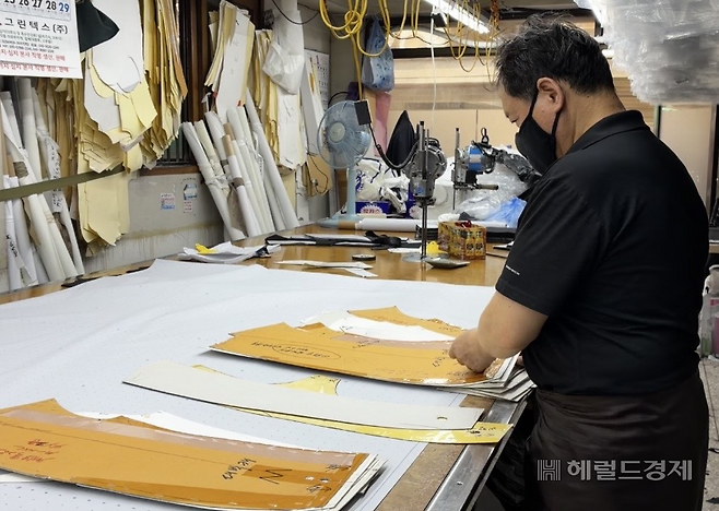 4일 오후 2시께 서울 종로구 창신동의 한 봉제공장. 폭염중대경보가 내려진 날이지만 에어컨도 없이 선풍기 한 대로 버티는 모습. [김서현 기자]