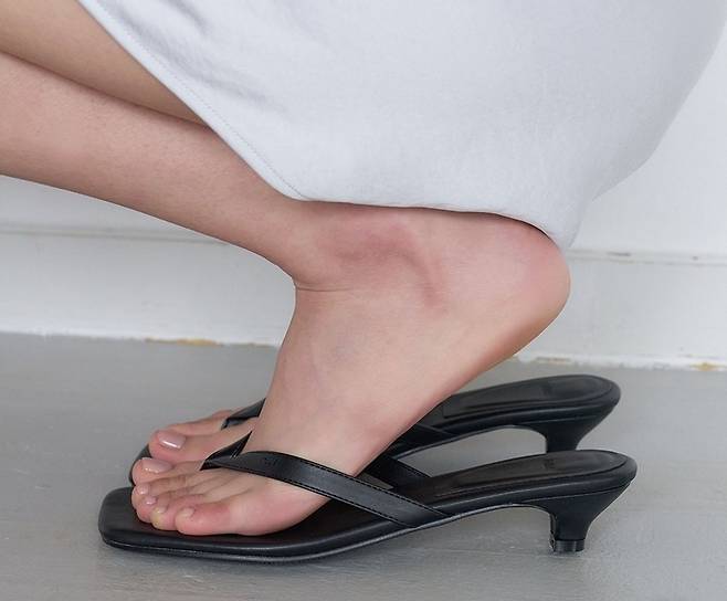 키튼힐 플립플롭(Kitten Heel Flip-Flops). [SNS]