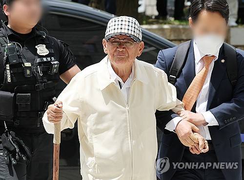 영장실질심사 출석하는 이만희 신천지 총회장 [연합뉴스 자료사진]