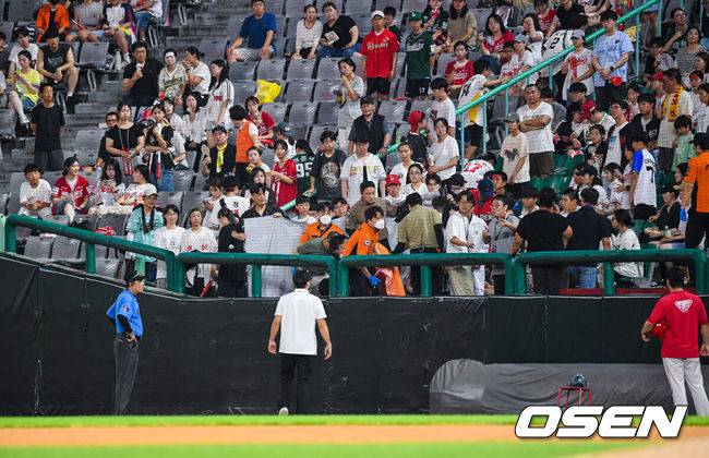[OSEN=인천, 민경훈 기자] 4일 인천 SSG랜더스필드에서 2026 신한 SOL KBO리그 SSG 랜더스와 LG 트윈스의 경기가 열렸다.이날 SSG는 김민준, LG는 웰스를 선발로 내세웠다.9회초에 관중석에서 CPR 환자가 발생해 경기가 급히 중단되고 있다. 2026.08.04 / rumi@osen.co.kr