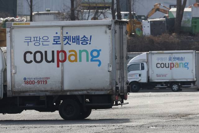 쿠팡이 개인정보 유출 과징금 6247억원을 반영하면서 올해 상반기 약 1조2000억원의 영업손실을 기록했다. 사진은 서울 시내 쿠팡 배송 차량 모습. 연합뉴스