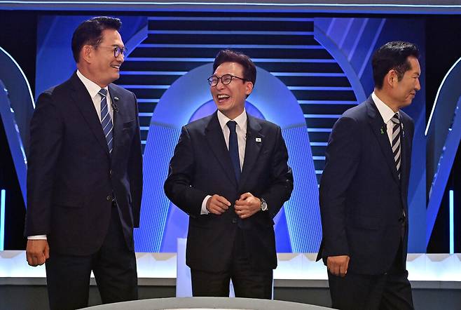 더불어민주당 송영길·김민석·정청래 당 대표 후보가 5일 서울 영등포구 여의도 KBS에서 열린 제2차 TV 토론회를 준비하고 있다.ⓒ국회사진기자단