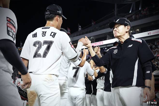 KT는 프런트와 현장이 철저히 협업하며 비시즌 계획을 하나둘 실현하고 있다. 이는 리그 선두를 지키는 비결이다. 사진제공｜KT 위즈