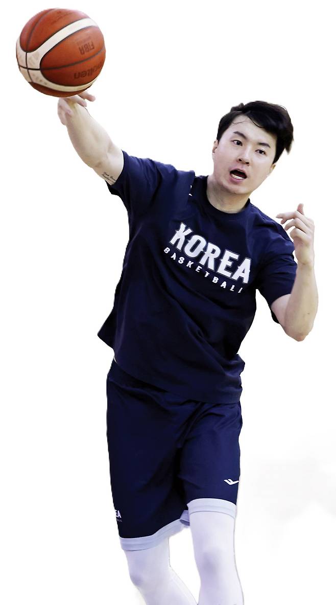 남자 농구대표팀 이현중이 3일 충북 진천 국가대표선수촌 개선관에서 진행된 훈련에서 패스를 하고 있다. 연합뉴스