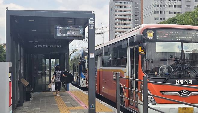 BRT 정류장 쉘터로 들어가는 시민 [촬영 김선경]