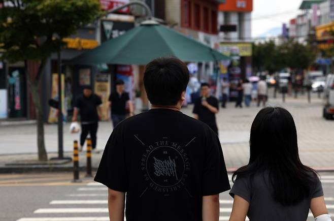 '이쪽엔 왜 그늘막이 없지?' (전주=연합뉴스) 정경재 기자 = 폭염 중대경보가 내려진 5일 전북 전주시의 번화가인 전북대 구정문 앞에서 시민들이 교통신호를 기다리고 있다. 한쪽에만 그늘막이 설치돼 있다. 2026.8.5