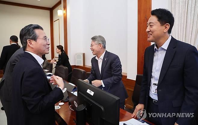 국무회의 참석한 오세훈 시장과 민형배 전남광주통합특별시장 (서울=연합뉴스) 한상균 기자 = 오세훈 서울시장(오른쪽부터)과 민형배 전남광주통합특별시장이 14일 청와대에서 이재명 대통령 주재로 열린 국무회의에서 김용범 정책실장을 비롯한 참석자들과 인사하고 있다.
    6·3 지방선거에서 당선된 오 시장과 민 시장은 이날 배석자 신분으로 국무회의에 참석했다. 2026.7.14 [청와대통신사진기자단] xyz@yna.co.kr