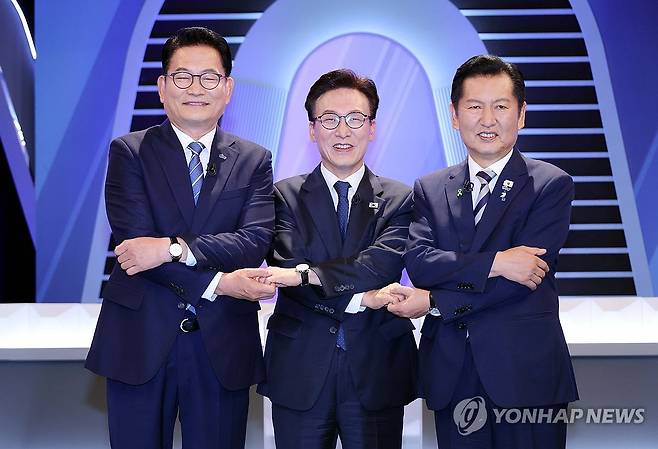더불어민주당 당대표 후보자 제2차 TV토론회 (서울=연합뉴스) 더불어민주당 송영길·김민석·정청래 당 대표 후보가 5일 서울 영등포구 여의도 KBS에서 열린 제2차 TV 토론회에 참석해 손을 잡으며 기념 촬영하고 있다. 2026.8.5 [국회사진기자단] photo@yna.co.kr