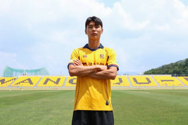 광주FC에 새로 합류한 미드필더 김종석이 광주축구전용구장에서 포즈를 취하고 있다. <광주FC 제공>