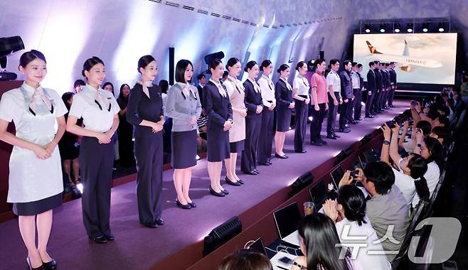 6일 서울 강남구 소노펠리체 컨벤션에서 열린 '트리니티항공 브랜드 론칭 & 유니폼 런웨이' 행사에서 승무원들이 유니폼을 선보이고 있다. /사진=뉴스1