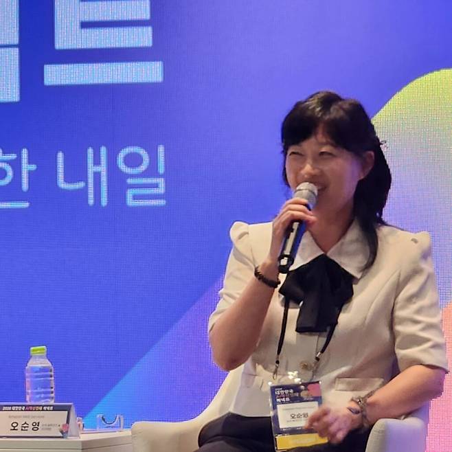 오 수석은 AI가 직업 전체를 한 번에 없애기보다 업무 흐름 속 개별 과업을 맡을 가능성이 크다고 부연했다. 회계사의 업무가 계산과 회계 처리만으로 구성되지 않고 고객을 만나 관계를 만들며 상황에 맞게 판단하는 일을 포함하듯 하나의 직업명만으로 대체 여부를 판단할 수 없다는 것이다. (사진=테크42)