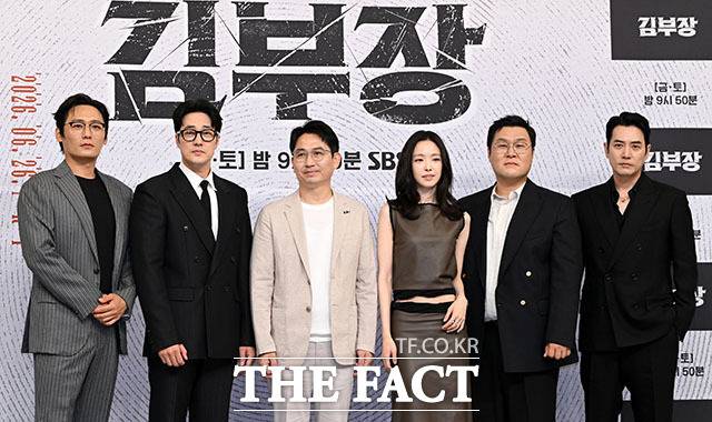 이승영 감독(왼쪽에서 세 번째)은 "'김부장'은 오래 기억될 작품"이라고 정의했다. 사진은 배우 최대훈 소지섭, 이승영 감독, 배우 손나은 윤경호 주상욱(왼쪽부터)이 지난 6월 25일 서울 양천구 목동 SBS에서 열린 '김부장' 제작발표회에 참석한 모습. /서예원 기자