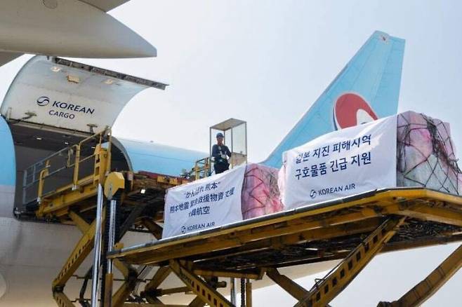 구마모토현 이재민들에게 제공할 생수를 기타큐슈행 KE557편 화물기에 탑재하고 있다. 대한항공
