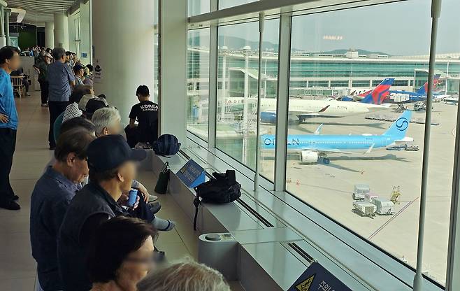 찌는 듯한 폭염이 계속되는 가운데 5일 오후 인천국제공항 제2여객터미널에서 어르신들이 더위를 피해 쉬고 있다. /남강호 기자