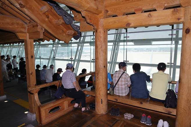 찌는 듯한 폭염이 계속되는 가운데 5일 오후 인천국제공항 제1여객터미널에서 어르신들이 더위를 피해 쉬고 있다. /남강호 기자