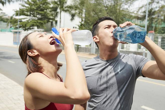 폭염 속에서는 땀으로 수분과 전해질이 함께 빠져나간다. 장시간 땀을 흘렸다면 맹물만 과도하게 마시기보다 상황에 맞게 전해질도 함께 보충하는 것이 도움이 될 수 있다. 게티이미지뱅크