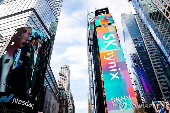 뉴욕 타임스스퀘어의 SK하이닉스 ADR 상장 광고 /사진=연합뉴스