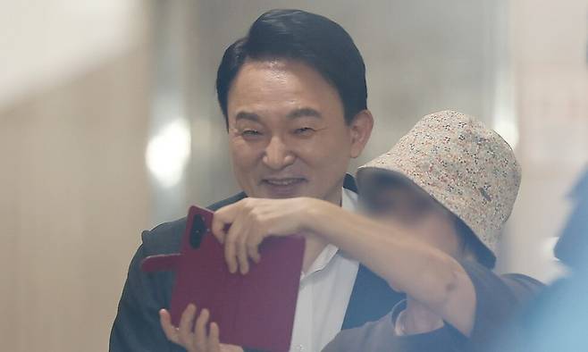 원희룡 전 국토교통부 장관이 6일 경기도 과천시 종합특검팀 사무실로 출석하며 지지자와 기념촬영을 하고 있다. 연합뉴스
