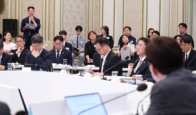 5일 청와대 영빈관에서 열린 행정안전부, 법무부, 국무조정실, 법제처, 인사혁신처 2차 업무보고에서 국민참여단이 발언을 하고 있다. [뉴스1]