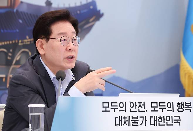 이재명 대통령이 5일 청와대 영빈관에서 열린 행정안전부, 법무부, 국무조정실, 법제처, 인사혁신처 2차 업무보고에서 발언을 하고 있다. [사진 청와대통신사진기자단]