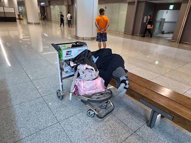 6일 인천국제공항 제2터미널에서 취침하고 있는 노숙인. 변민철 기자