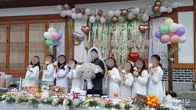 경기도 소재의 모 사회복지시설에서 직원들을 동원해 펜션에서 1박2일간 시설장의 축일 행사를 열었다는 의혹이 제기됐다. 사진은 직원들이 시설장(가운데 검은 옷)과 함께 ‘4월의 신부’ 콘셉트로 흰색 옷을 맞춰 입고 찍은 기념사진이다. 사회복지종사자 권익지원센터 제공