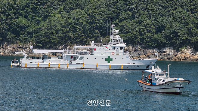 지난 7월 23일 오후, 경남 남해군 상주면 노도 마을 앞바다에  ‘병원선’(경남511호)이 닻을 내렸다. 병원선 뒤쪽으로 의료진이 타고 섬으로 들어올 보조정이 내려졌다. 남해 | 김찬호 기자