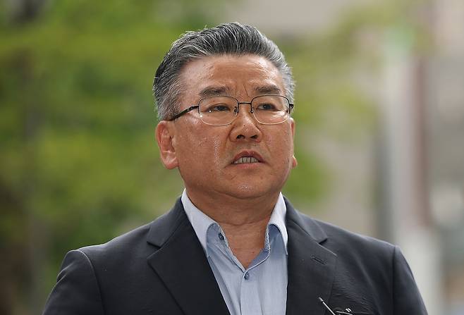 윤석열 정부에서 대통령 관저 이전 공사 비리를 제대로 감사하지 못하도록 압박한 혐의를 받는 유병호 감사원 감사위원이 지난달 13일 경기 과천시 종합특검 조사실에 출석하며 취재진에게 입장을 밝히고 있다. 연합뉴스