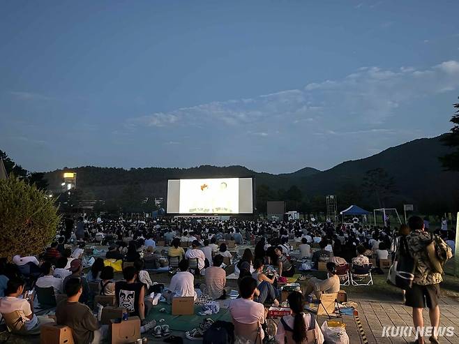 정동진독립영화제는 단편 25편과 장편 2편을 8개 섹션으로 나눠 상영하고 감독과의 대화와 관객 참여 행사도 진행한다. 2025년 영화제 모습. 정동진독립영화제 제공