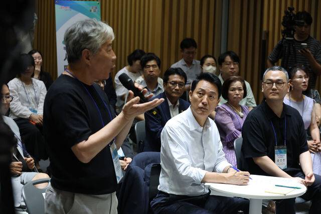 오세훈 서울시장이 6일 서울시청에서 열린 '부동산 정상화를 위한 시민 대토론회'에서 참석자의 발언을 경청하고 있다. 연합뉴스