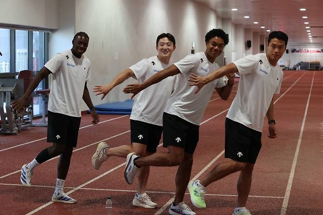 2026 아이치·나고야 아시안게임에 출전하는 남자 4x100m 계주 대표팀 선수들이 6일 충북 진천선수촌에서 열린 기자간담회에서 바통 터치 포즈를 취하고 있다. 왼쪽부터 비웨사 다니엘 가사마, 서민준, 나마디 조엘 진, 김시온. 대한육상연맹 제공