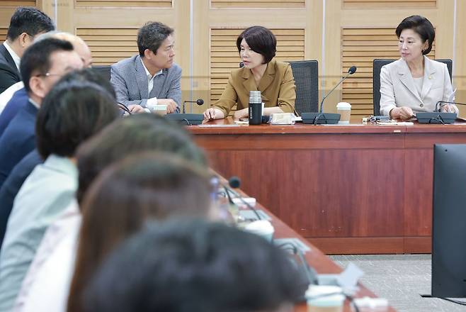더불어민주당 서울시당이 6일 국회 의원회관에서 연 부동산 정책 간담회에 민주당 김영배 의원, 한정애 정책위의장, 남인순 국회부의장, 진성준 의원 등이 참석해 있다. 연합뉴스