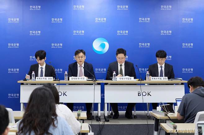 [서울=뉴시스] 김영환(왼쪽 두번째) 한국은행 경제통계1국장이 6일 오전 서울 중구 한국은행에서 열린 2026년 6월 국제수지(잠정) 설명회에서 발언하고 있다. (사진=한국은행 제공) 2026.08.06