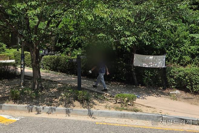 5일 오전 한 등산객이 서울 종로구 인왕산 등산로를 오르고 있다. 이영기 기자