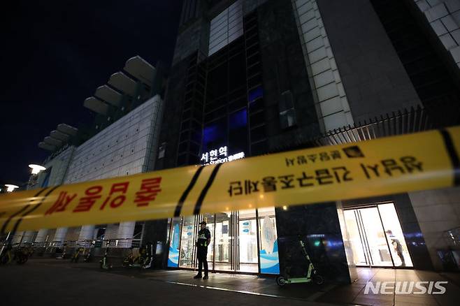 [성남=뉴시스] 지난 2023년 8월 3일 흉기난동 사건이 발생했던 성남 소재 한 백화점 현장이 통제되는 모습. 당시 가해자가 정신과 진료를 받았다는 사실이 부각되면서 당사자들이 큰 상처를 받았다고 한다. (사진=뉴시스 DB) 2023.08.03. photo@newsis.com