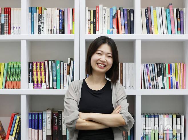 [고양=뉴시스] 박주성 기자 = 장편소설 '태양 아래 올리브'로 돌아온 김초엽 작가가 5일 오전 경기도 고양시 덕은구 블러썸스튜디오에서 뉴시스와 인터뷰 전 포즈를 취하고 있다. 2026.08.06. park7691@newsis.com