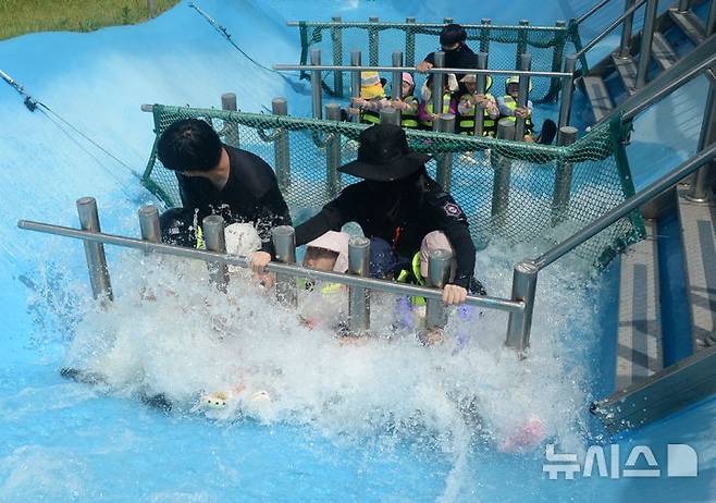 [임실=뉴시스] 김얼 기자 = 연이은 무더위가 이어지고 있는 6일 전북 임실군 전북특별자치도119안전체험관 물놀이안전체험장을 찾은 어린이들이 급류 사고 체험을 하고 있다. 2026.08.06. pmkeul@newsis.com