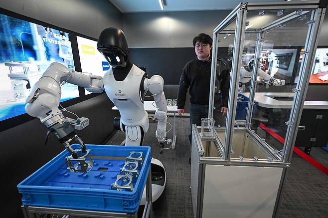 3월11일 중국 상하이의 애지봇 본사에서 철강 제품을 들어 올리는 로봇. ⓒAFP PHOTO