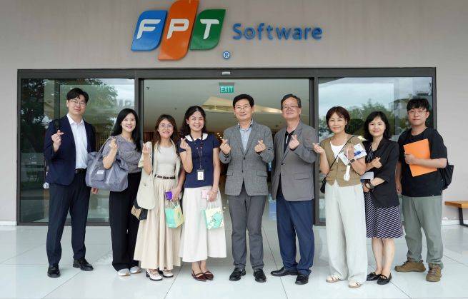 이상일 용인시장과 용인시 대표단이 베트남 FPT 소프트웨어시설 시찰 후 기념촬영을 하고 있다. ⓒ용인시 제공
