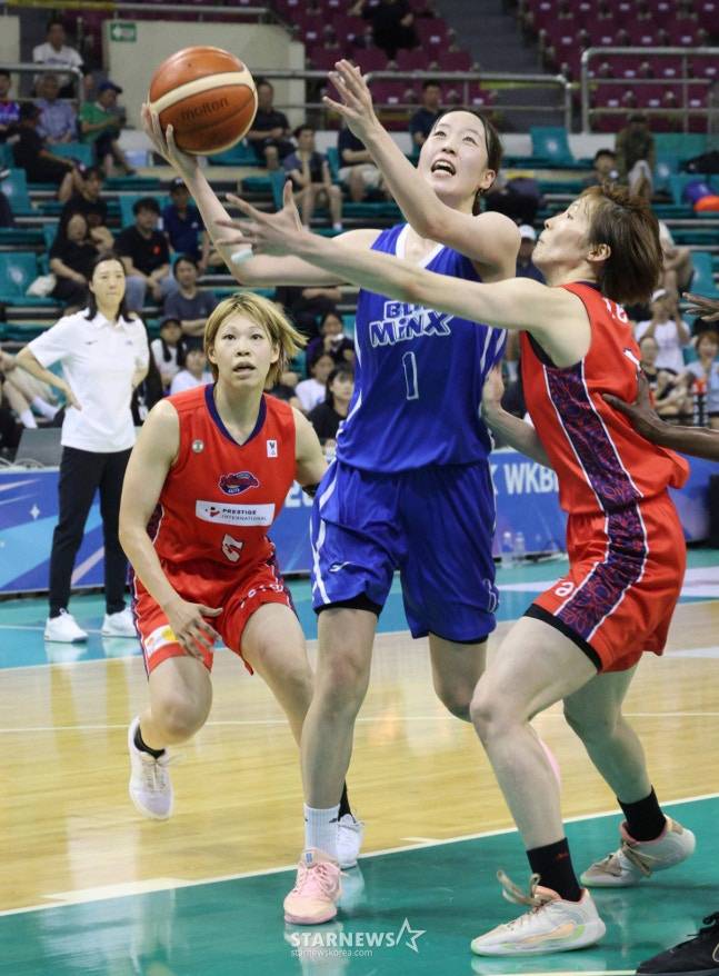 2026 ticketLINK WKBL 퓨처스리그 결승전 용인 삼성생명 대 일본 W리그 프레스티지 인터내셔널 아란마레의 경기가 6일 부천 실내체육관에서 열렸다.  삼성생명 이다연이 아란마레 나오를 제치고 골밑슛을 시도하고 있다. /사잔=김진경 대기자.