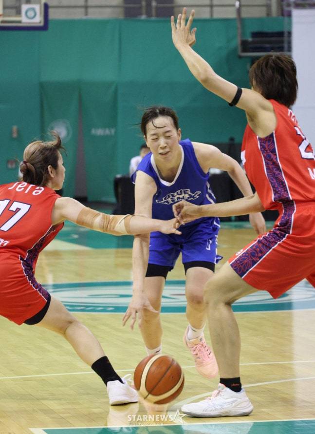 2026 ticketLINK WKBL 퓨처스리그 결승전 용인 삼성생명 대 일본 W리그 프레스티지 인터내셔널 아란마레의 경기가 6일 부천 실내체육관에서 열렸다.  삼성생명 최예슬이 아란마레 유이(왼쪽)와 뮤차 사이를 뚫고 있다. /사진=김진경 대기자.